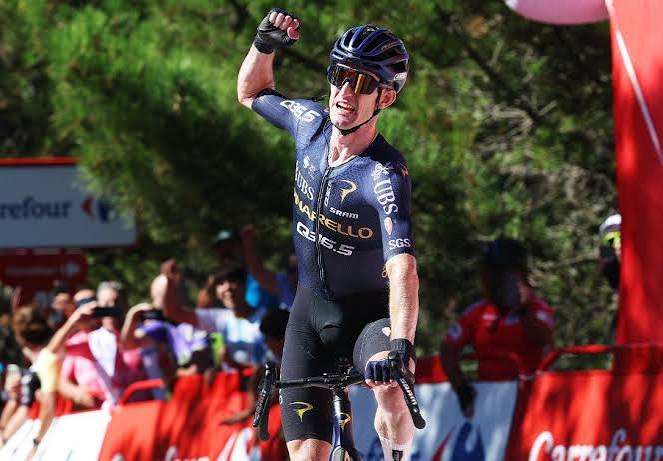 Eddie Dunbar triomphe lors d'une explication en montagne grâce à une accélération finale décisive